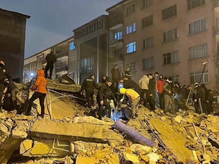 ШУУРХАЙ: Туркийн зүүн өмнөд хэсгийн Газиантеп хотод 7.8 магнитудын хүчтэй газар хөдлөлт болжээ