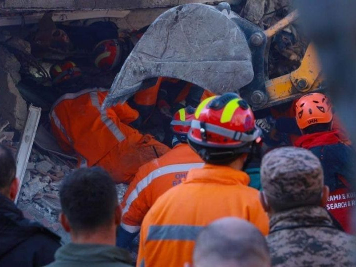 ФОТО: Туркт очсон Монголын аврах баг таван хүнийг эсэн мэнд олж, нурангид дарагдсан 12 иргэний цогцсыг гаргажээ