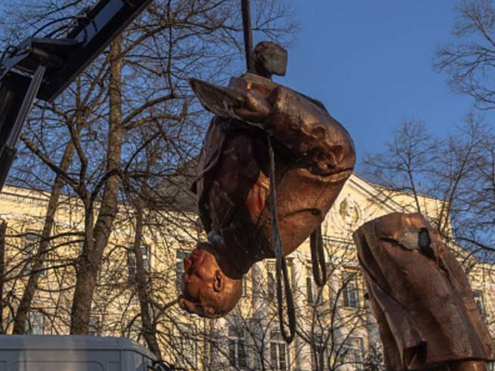 Украинд Зөвлөлтийн бэлгэдэл болсон хөшөө дурсгалыг буулгаж байна