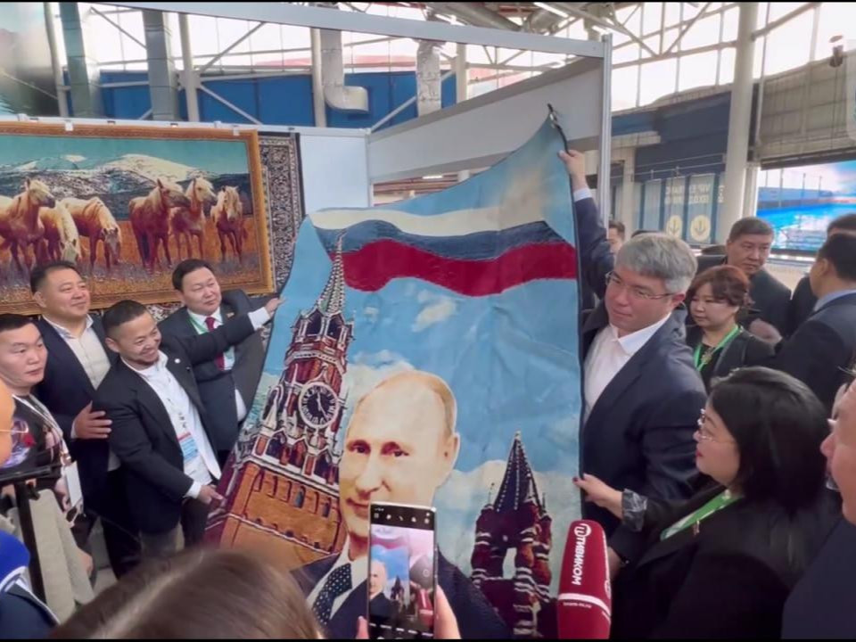 Монголд урласан Оросын ерөнхийлөгч В.Путины хөрөг бүхий хивсийг Буриадын тэргүүн худалдан авчээ