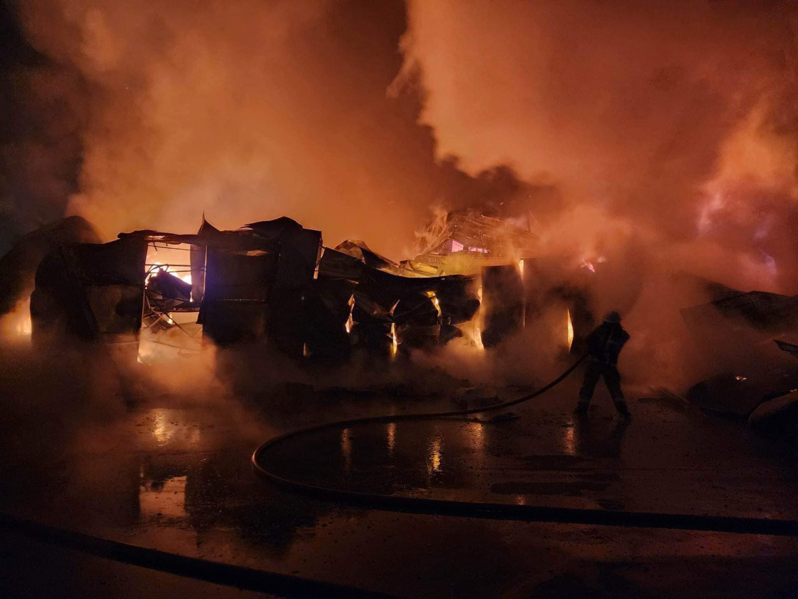 Агуулахад гарсан галыг бүрэн унтраажээ