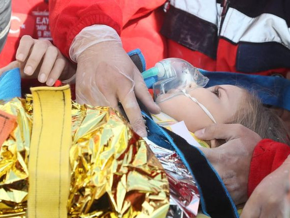 ВИДЕО: Туркийн Хатай мужид газар хөдлөлтийн нуранги дотор 178 цаг болсон охиныг аварчээ