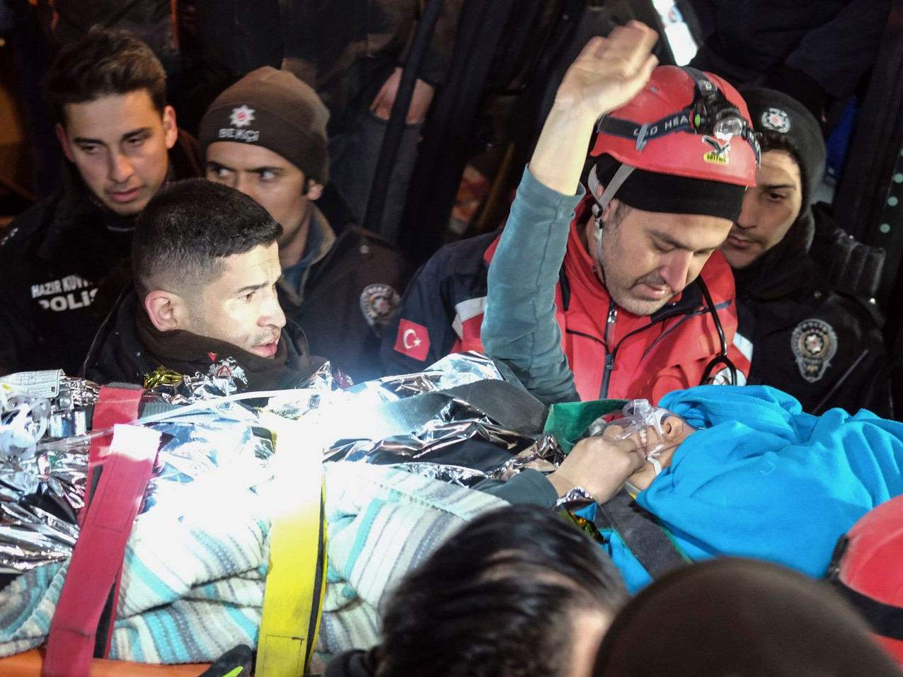 Туркт газар хөдлөлт болсноос 10 хоногийн дараа нуранги доороос гурван хүн амьд гарчээ
