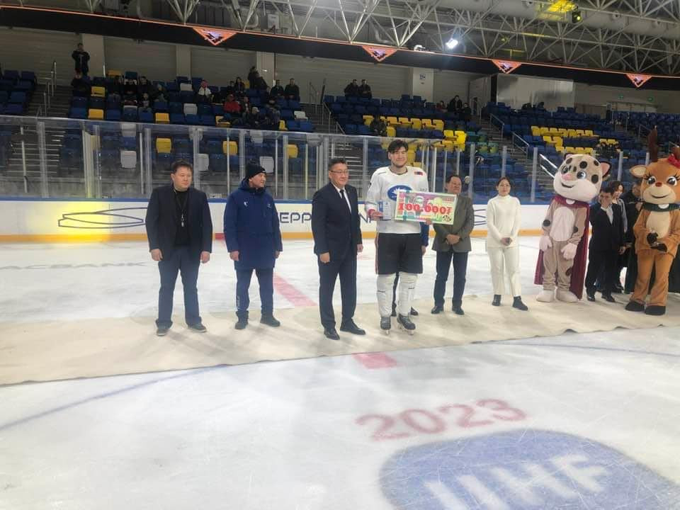 Монголын хоккейн холбооны тэргүүн Б.Жавхлан шилдэг тамирчдаа 100 мянган төгрөгөөр шагнаж, шүүмжлэлд өртөв