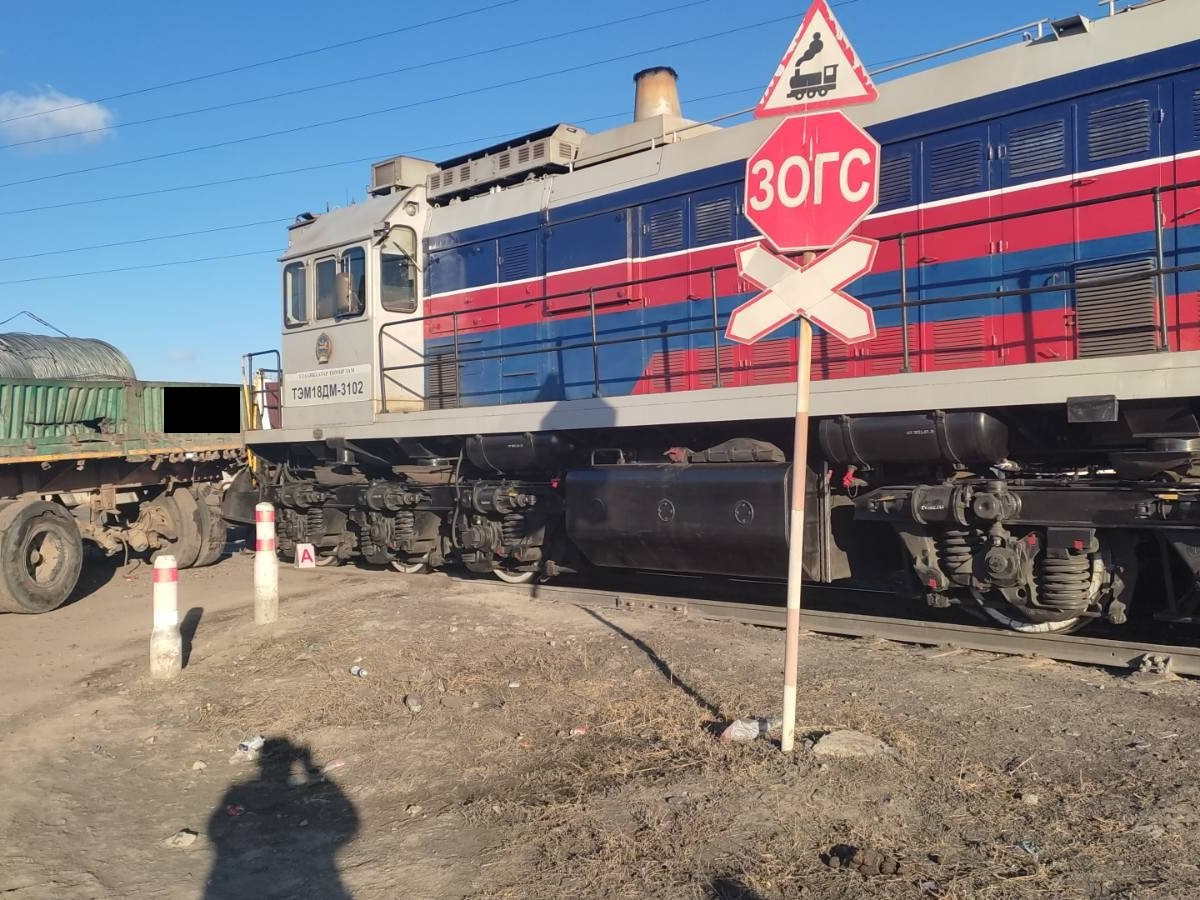 СЭРЭМЖЛҮҮЛЭГ: Галт тэрэг, тээврийн хэрэгсэлтэй мөргөлдсөн ГУРВАН осол гарчээ