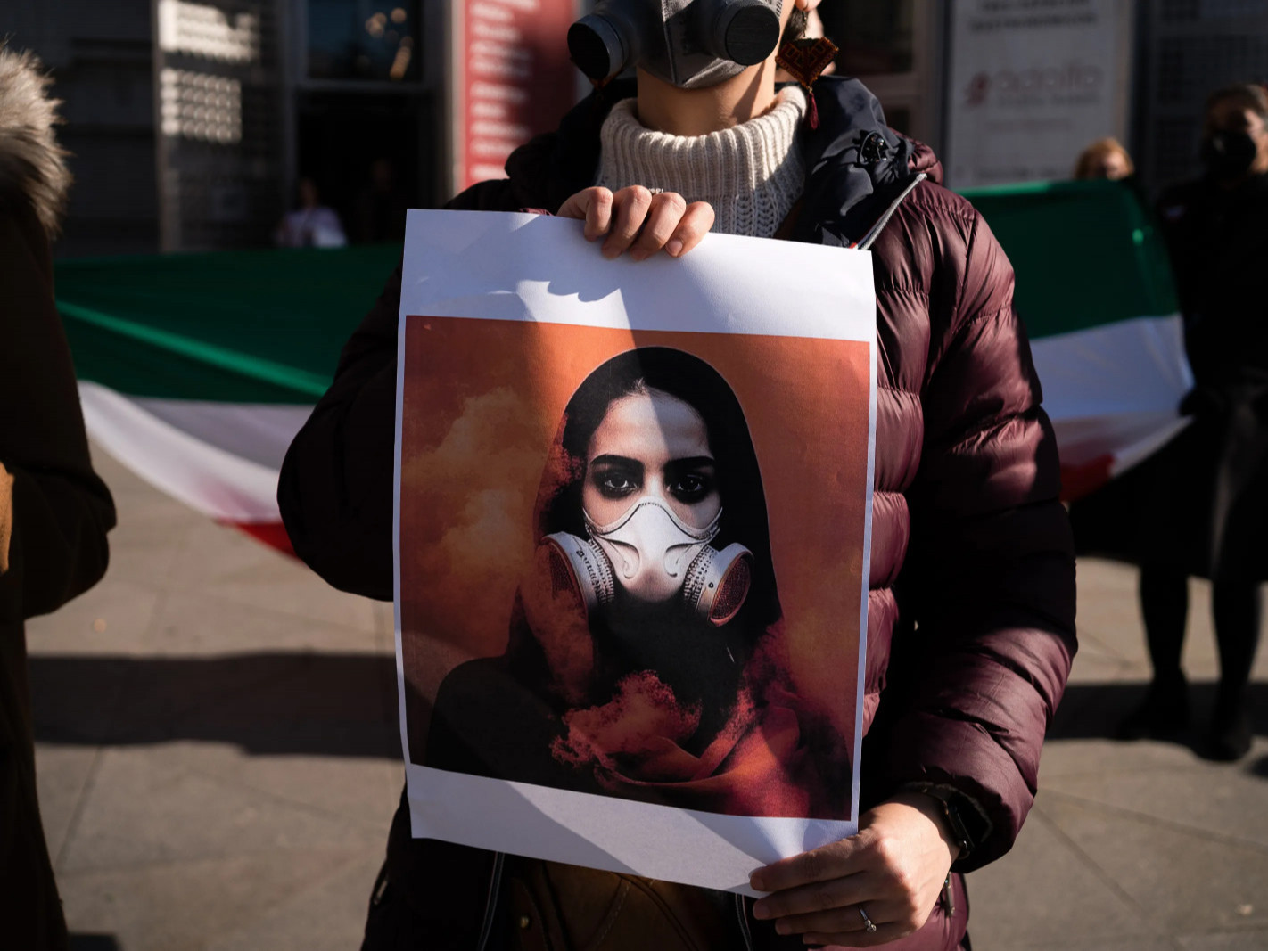 Тодорхойгүй шалтгаанаар хордсон 5000 орчим сурагч охидын хэрэгт ИБНУ-ын засаглалыг буруутгана Иран даяар жагсаж байна 