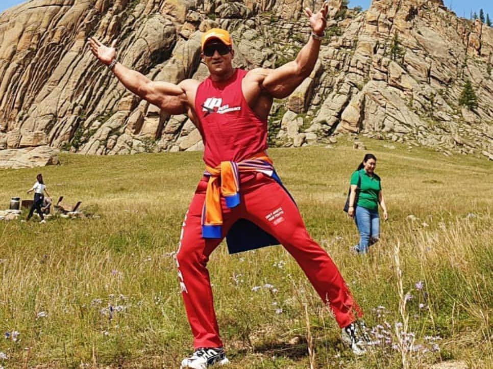 ВИДЕО: Монголд айлчилж байсан БНСУ-ын фитнесийн тамирчин Хван Тул Соны эхнэрээ зодож буй олон нийтийн сүлжээнд гарчээ