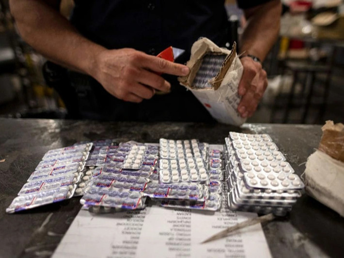 АНУ-ын Эль-Монте хотод Мексикийн гурван иргэний зөөвөрлөж явсан нэг сая фентанил эмийг хураажээ