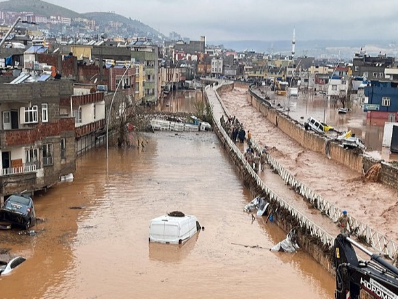 ВИДЕО: Туркийн газар хөдлөлтөд нэрвэгдсэн хоёр хотод үер болж 14 хүн амиа алджээ