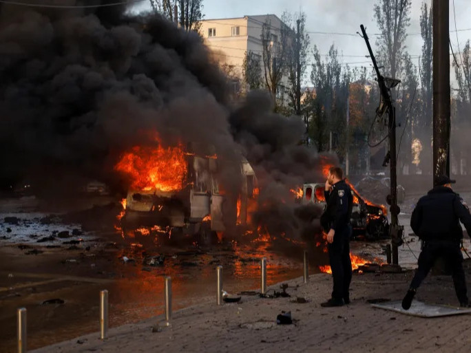 Оросын арми өнгөрсөн шөнө Украины хэд хэдэн хот руу пуужингаар харваж тодорхойгүй хохирол учруулаад байна 