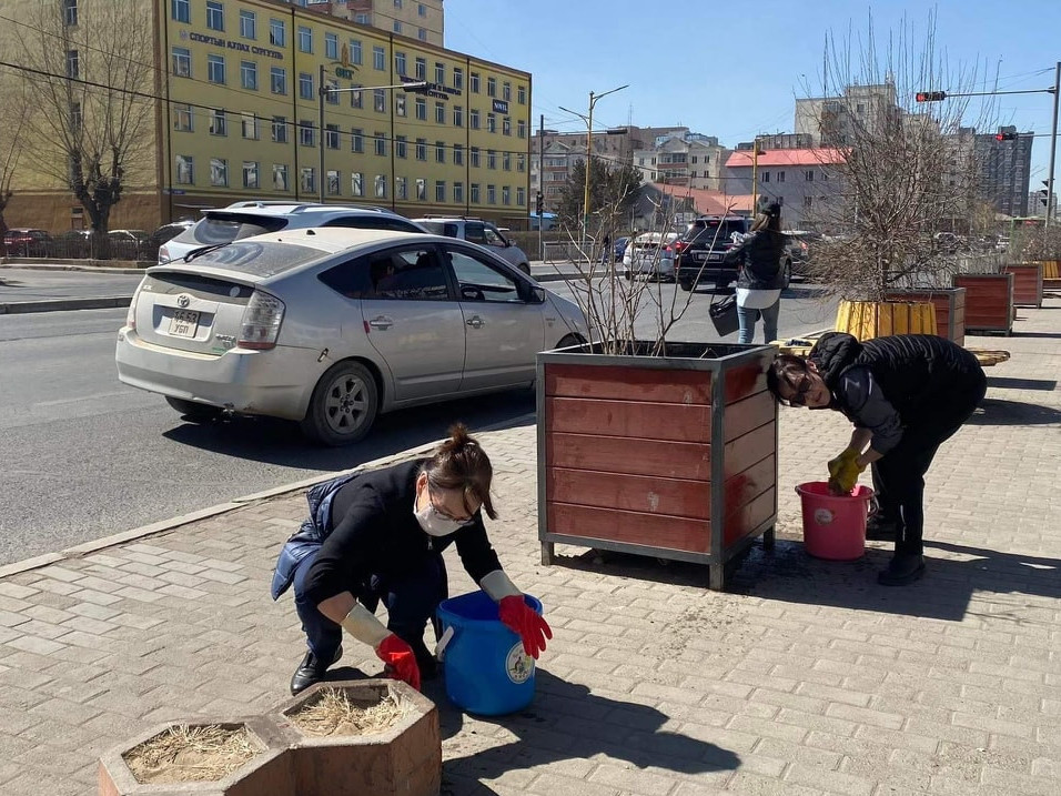 ФОТО: “Хотоо угаая” аяны хүрээнд Ардын эрхийн автобусны буудлыг багш нар цэвэрлэжээ