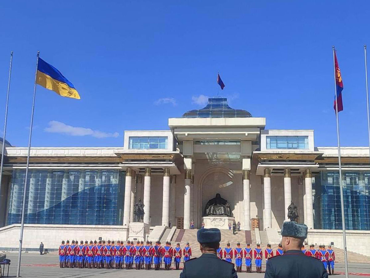 Украины төрийн далбааг Чингисийн талбайд мандуулжээ