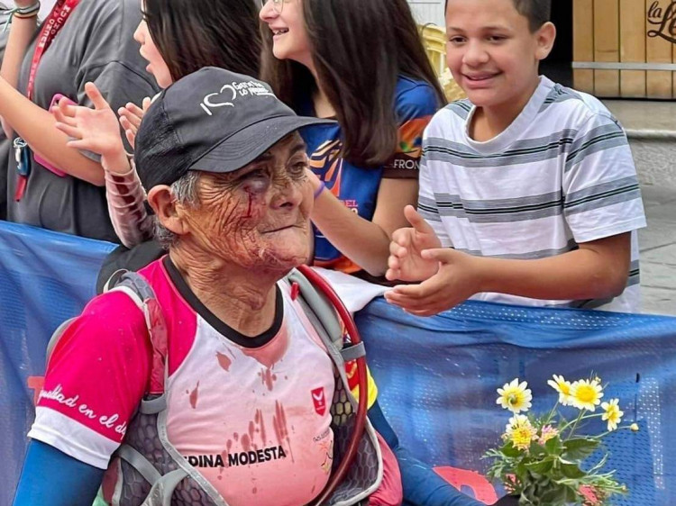 Хүнд сорилттой марафон гүйлтийн тэмцээнд 76 настай тамирчин амжилттай оролцож, үзэгчдийн талархлыг хүртжээ