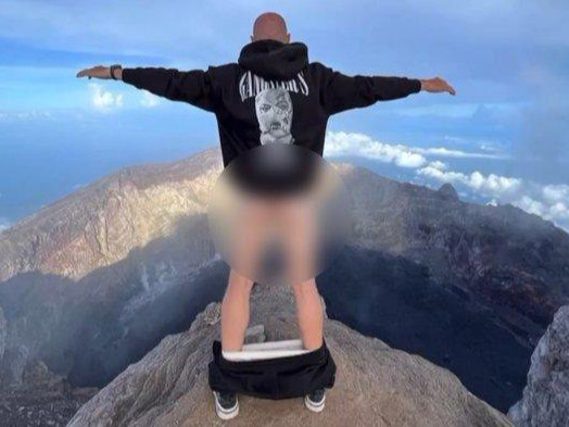 Агунг галт уулын орой дээр өмдөө тайлсан Оросын блогчинг Индонезиос албадан гаргажээ