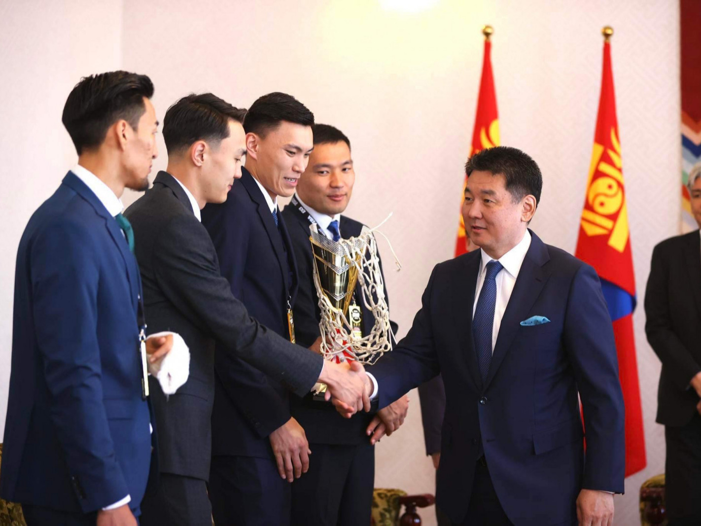 Монгол Улсын Ерөнхийлөгч У.Хүрэлсүх 3х3 сагсан бөмбөгийн үндэсний шигшээ багийнхныг хүлээн авч уулзлаа