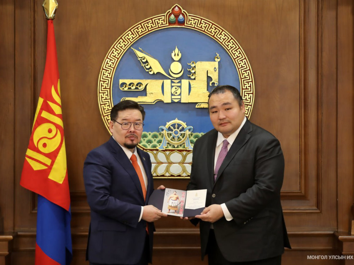 Какүрюү М.Ананд "Үс авах ёслол"-доо Төрийн өндөрлөгүүдийг урилаа