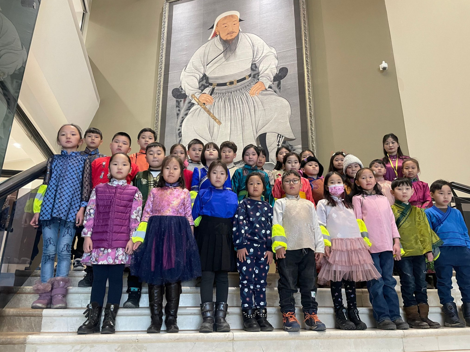 ФОТО: Монгол-Хятадын Найрамдал сургуулийн сурагчид “Монгол ёс уламжлалаа түгээн дэлгэрүүлэх” аяны хүрээнд Чингис хааны музей үзжээ