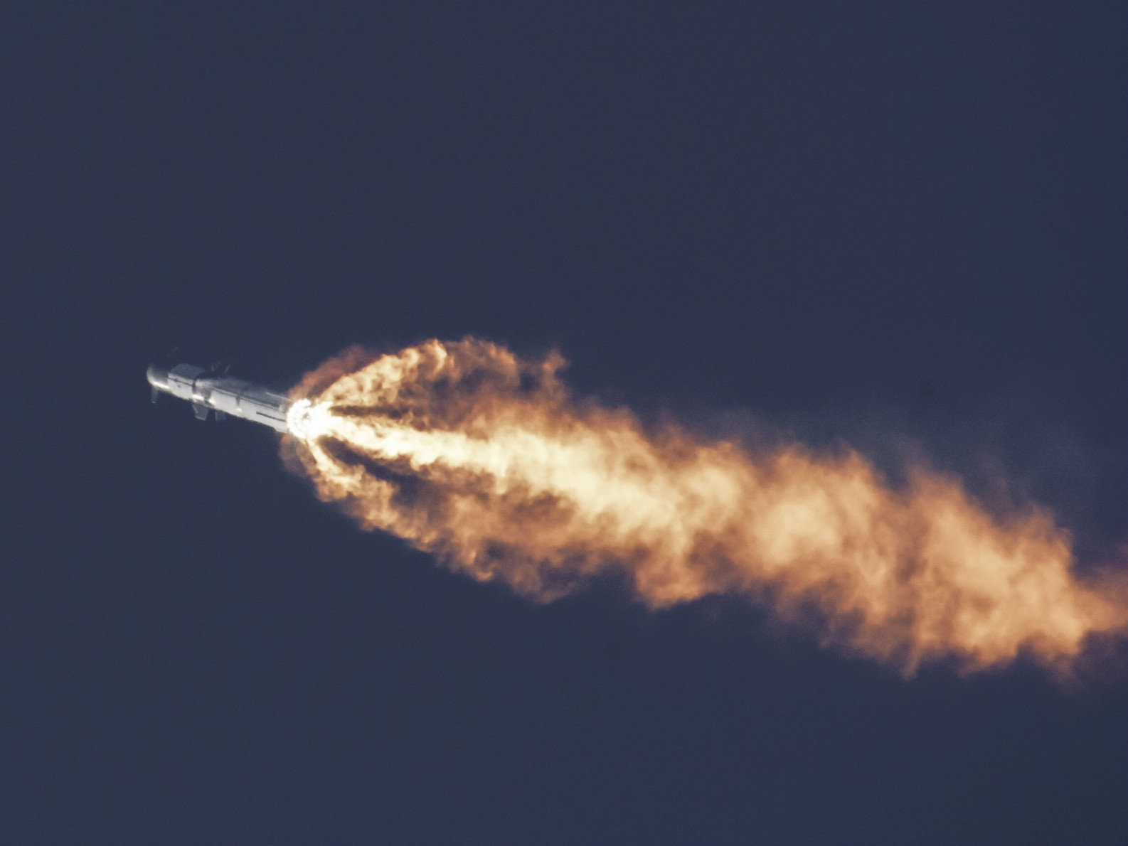 ВИДЕО: SpaceX-ийн Starship пуужин туршилтын нислэг хийх үеэрээ агаарт дэлбэрчээ