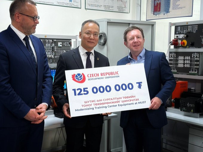 Чех улсаас ШУТИС-д 120 сая төгрөгийн хандив өглөө