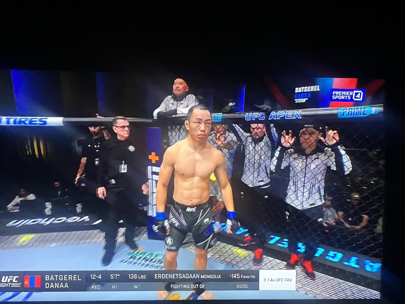 ВИДЕО: UFC-ын дэвжээнд Д.Батгэрэл хоёр үе илүүрхэж байсан ч, 3-р үед техникийн нокаутаар ялагдал хүлээлээ