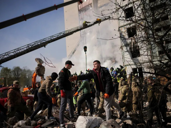 ВИДЕО: Киев болон бусад хотуудад шөнийн цагаар агаарын дайралт хийсний улмаас есөн хүн амиа алдаж, 17 хүн шархаджээ