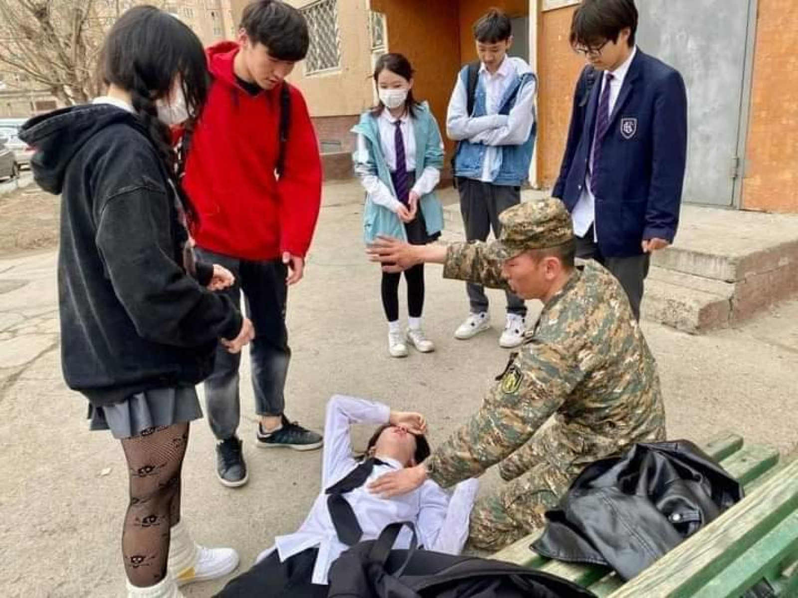 Хилчин офицер хүний амь аварчээ