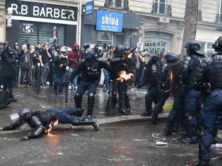 ФОТО: Францад болж буй иргэдийн эсэргүүцлийн жагсаалын үеэр 100 гаруй алба хаагч хүнд бэртэж, 300 гаруй иргэнийг саатуулжээ