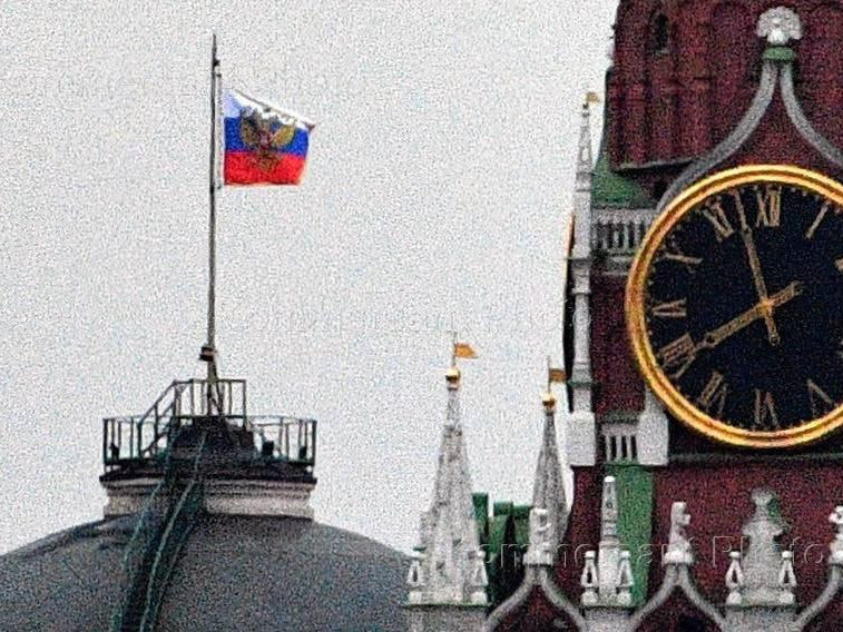 ФОТО: Кремлийн барилгын бөмбөрцөг дээр нисгэгчгүй онгоцоор дайрсны дараа гал гарсан ул мөр үлджээ
