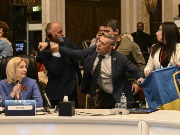 ВИДЕО: Туркт болж буй дээд хэмжээний уулзалтын үеэр Орос, Украины төлөөлөгчид зодолджээ