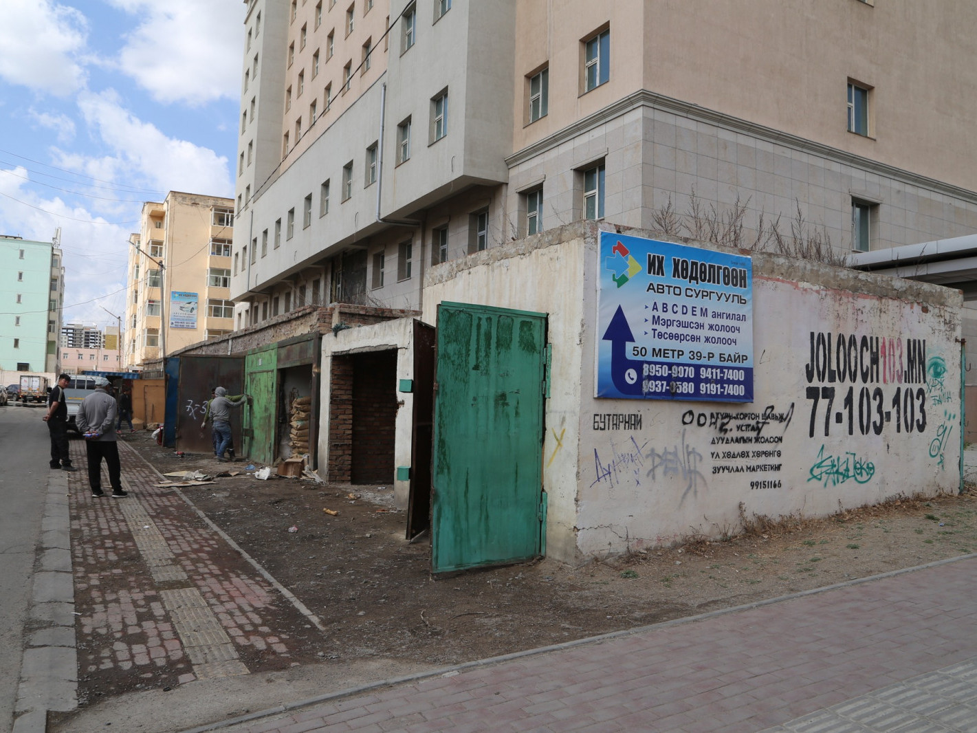 Сүхбаатар дүүргийн нийтийн эзэмшлийн талбайд барьсан гараашийг буулгаж байна