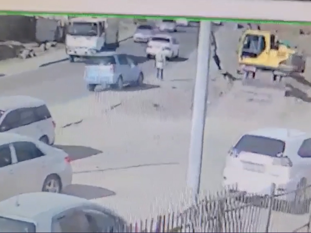 ВИДЕО: Согтуу жолооч явган зорчигчийг дайраад хэргийн газраас зугтаасан байсныг илрүүлж гэмт этгээдийг саатуулан шалгаж эхэлжээ