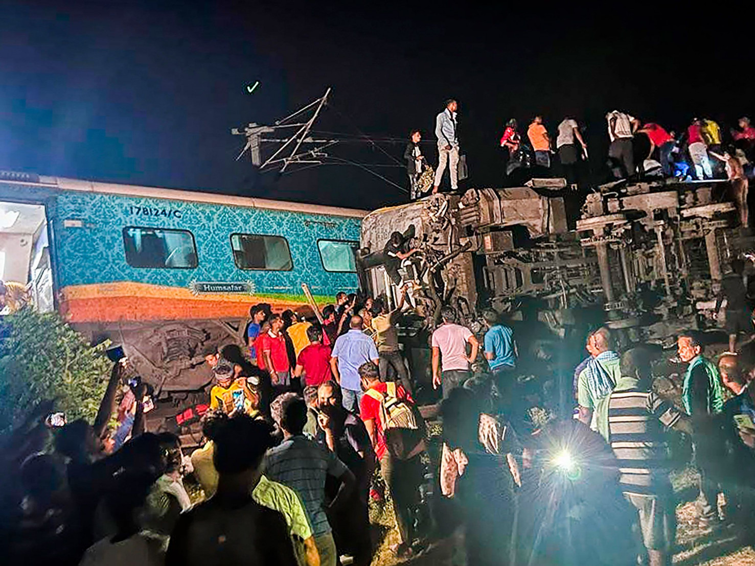 Энэтхэгт зорчигчийн вагон замаас гарч бусад вагонтой мөргөлдсөний улмаас 200 гаруй хүн амиа алдсан аймшигт осол гарчээ