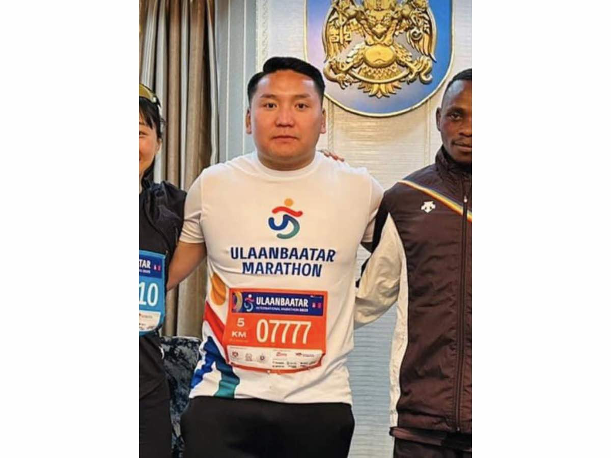 Хотын даргын орлогч З.Төмөртөөмөө Улаанбаатар марафонд "азийн дугаар"-тай оролцож иргэдийн шүүмжлэлд өртөв