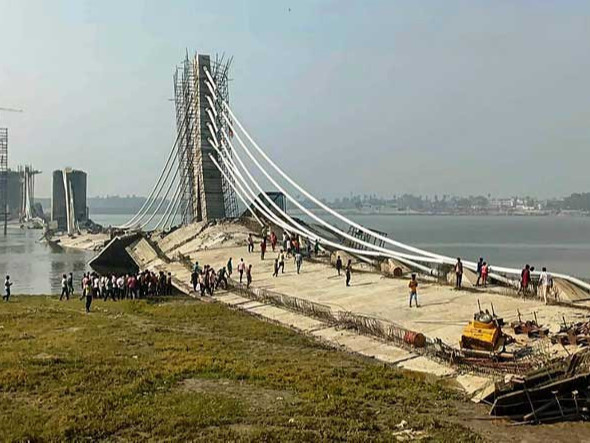 ВИДЕО: Энэтхэгийн Бихар мужид байрлах Ганга мөрний дээгүүр баригдаж байсан 3 км урттай гүүр нуржээ