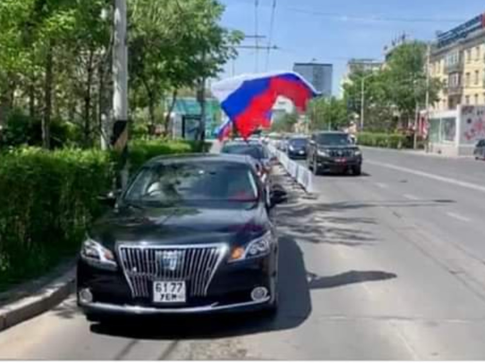 "Төрийн далбааг автомашиндаа зүүж явах нь хуулиар зохицуулагдаагүй" гэв