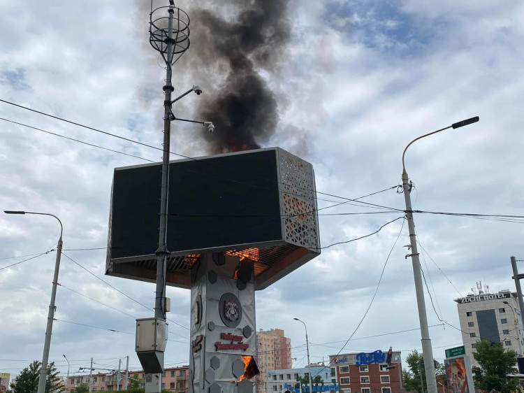 Хан-Уул дүүрэг 120 мянгатын уулзварын баруун талын дэлгэц шатсныг онцгойгийнхон унтраалаа /ВИДЕО/