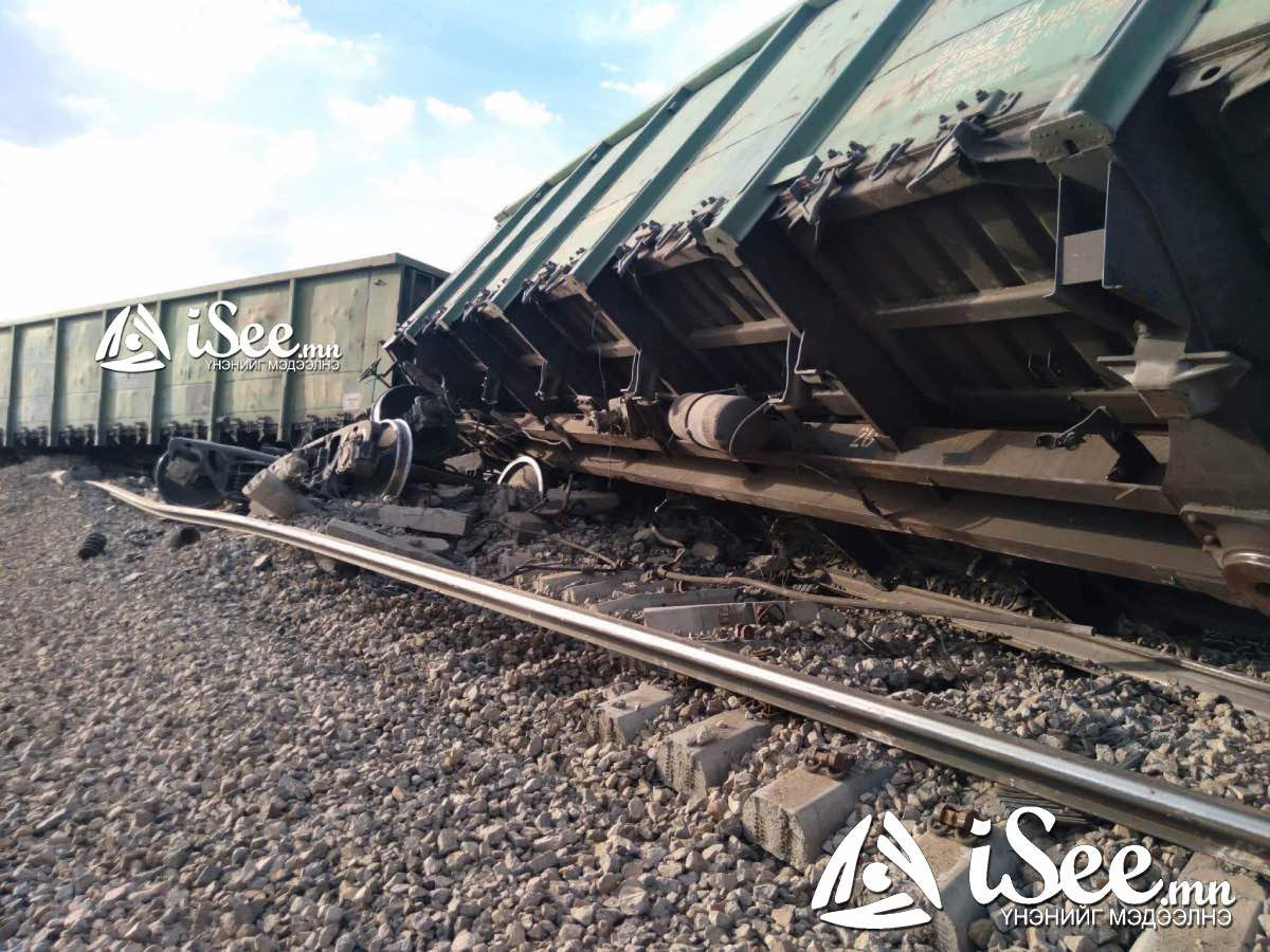 ШУУРХАЙ: Улаанбаатар-Замын-Үүд чиглэлд ачаа тээвэрлэж явсан галт тэрэг осолдож 10 гаруй вагон замаасаа гарч, гурав нь унажээ