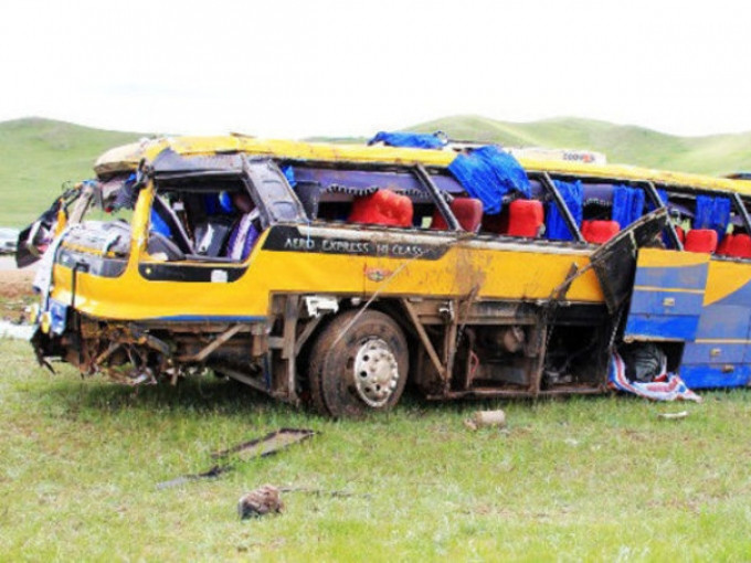 ШУУРХАЙ: Олон зорчигч тээвэрлэж явсан автобус "Эмээлт"-ийн орчимд осолджээ 