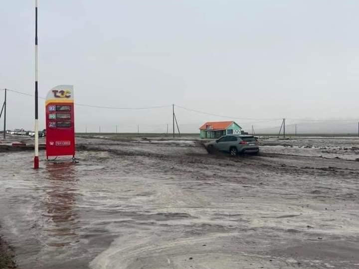 ВИДЕО: Лүн сумын нутагт замын зорчих хэсэг дээгүүр үерийн ус урссан ч зам эвдрээгүй, хөдөлгөөн хэвийн явж байна