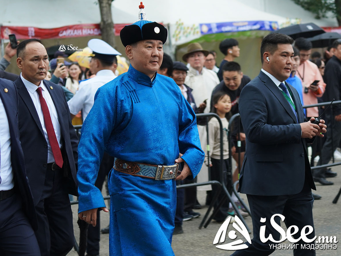 ФОТО: Ерөнхийлөгч У.Хүрэлсүх өнгөрсөн жилийн наадмаар өмссөн дээл, малгайгаараа гоёжээ