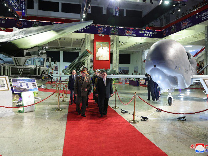 ФОТО:  Хойд Солонгосын удирдагч Ким Чен Ун өөрийн дронуудаа ОХУ-ын Батлан хамгаалахын сайд С.Шойгуд үзүүлжээ