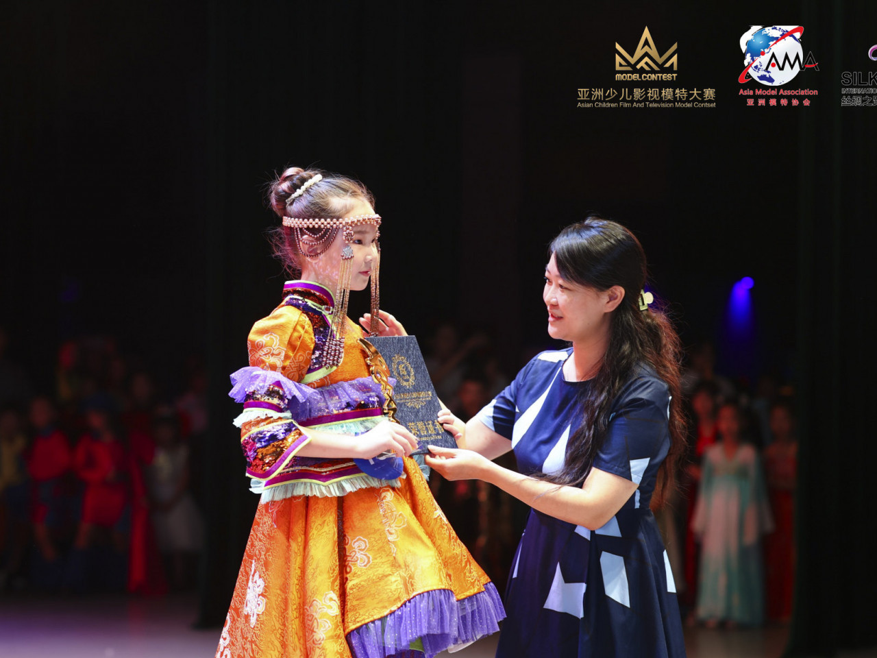 Азийн хүүхдийн загварын хамгийн том тэмцээнд Монголоос 12 хүүхэд оролцож,  багаараа алтан медаль хүртжээ