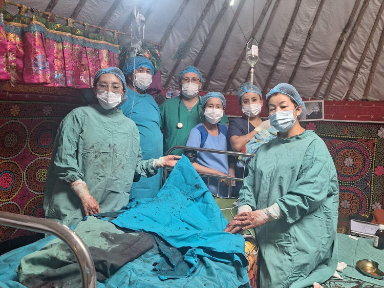 Баян-Өлгий аймгийн Нэгдсэн эмнэлгийн эмч нар яаралтай журмаар гэрт нь хагалгаа хийж эх, хүүхдийг аварчээ