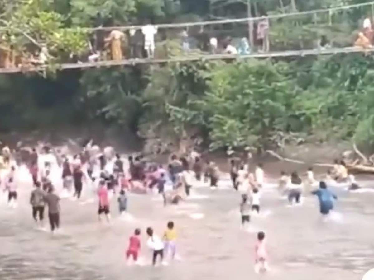 ВИДЕО: Индонезид гол дээр татсан дүүжин гүүр нурж, 32 хүн гэмтэж бэртжээ