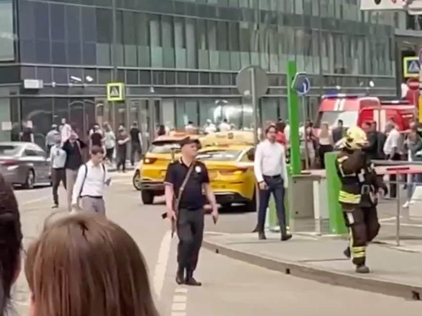 ВИДЕО: "Нисгэгчгүй онгоцны дайралт дахин ирнэ" гэх нэргүй дуудлагын дараа Москва хотын барилгаас олон хүнийг нүүлгэн шилжүүлжээ