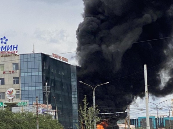 ВИДЕО: Нүүлгэн шилжүүлэх гэж байсан драгон автовокзал шатаж байна