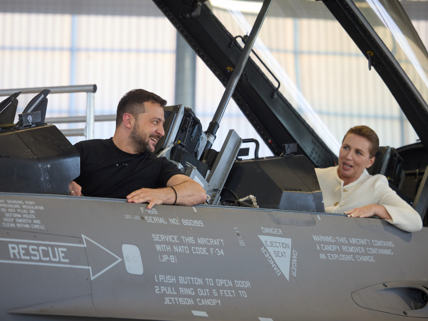 ВИДЕО: Дани улс F-35 сөнөөгч онгоцыг АНУ-аас авсныхаа дараа Украинд F-16 байлдааны онгоцоо нийлүүлнэ гэжээ