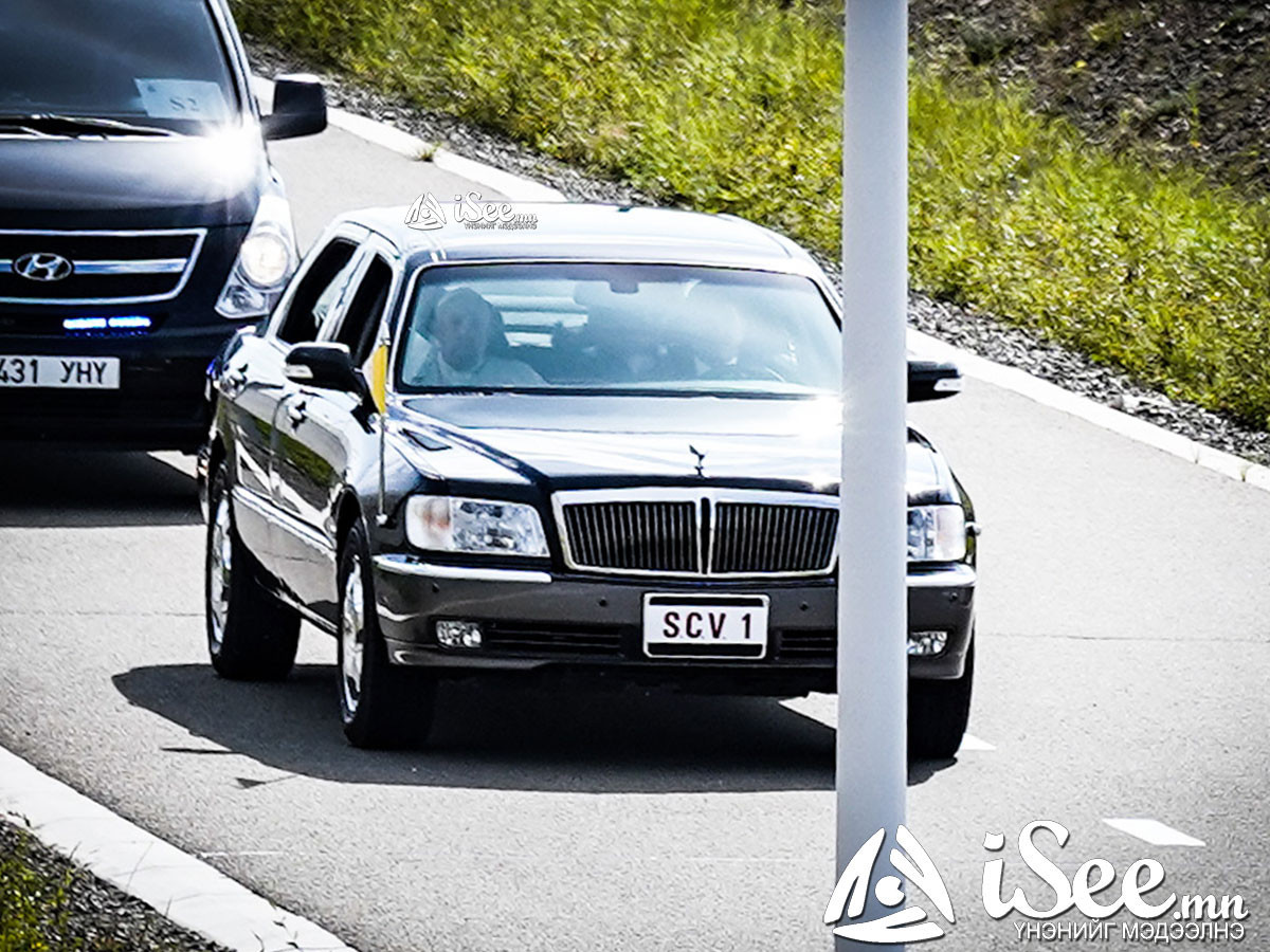 ФОТО: Ромын пап "SCV 1" дугаартай Hyundai Equus маркийн автомашинаа Монгол Улсад авч иржээ