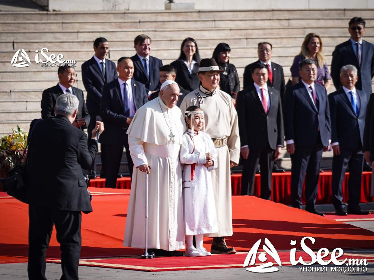 ФОТО: 86 настай Ромын папыг угтах төрийн ёслолд Ерөнхийлөгч У.Хүрэлсүх монгол дээл өмсөж, зочноо хүндэтгэжээ