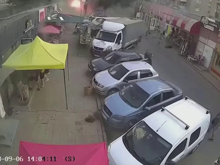 ВИДЕО: Украины худалдааны гудамжинд Оросууд пуужингийн цохилтод өгсний улмаас 17 хүн нас барж, 32 хүн шархаджээ